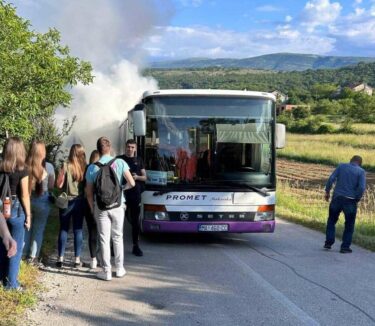 Slika od Horor kod Sinja: zapalio se školski autobus, učenici izletjeli, a onda je vozilo krenulo u – rikverc!? Pogledajte slike