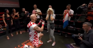 Slika od Hrvatski borac brutalnim nokautom osvojio svjetsku titulu pa zaprosio djevojku
