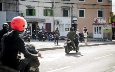 Slika od Incident u staroj gradskoj jezgri: dvojica Dalmatinaca se opasno ‘zakačili‘ zbog vožnje mopedom