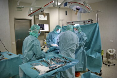 Slika od Istom čovjeku odjednom transplatirali pet organa: Pratite izjave liječnika uživo