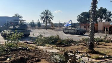 Slika od Izraelci rasporedili tenkove uz prijelaz Rafah. Raste strah od kopnene invazije
