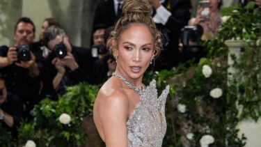Slika od J. Lo je u haljini jedva hodala, a ručno su je izrađivali 800 sati: Slavnu guzu ipak nisu pokrili…
