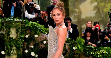 Slika od Jennifer Lopez u raskošnoj kreaciji privukla poglede na Met Gali