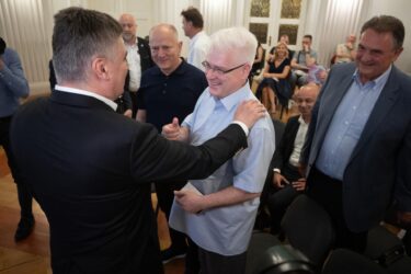 Slika od Josipović dao intervju beogradskom tjedniku, nije imao previše toplih riječi za ulogu Zorana Milanovića u kampanji