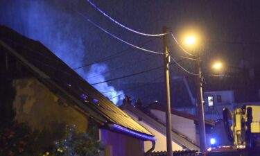 Slika od Kaos na Peščenici: Požar se proširio s jedne kuće na drugu, susjedi užasnuti