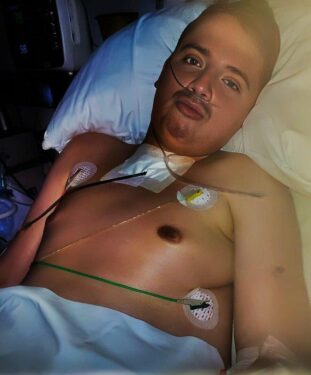 Slika od Karlo (23) vezan je uz kolica i gotovo nepokretan. Pomoći mu može operacija na Tajlandu. Vremena je malo