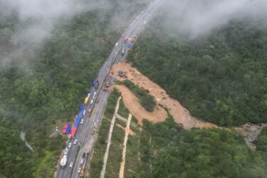 Slika od Katastrofa u Kini: 36 poginulih u urušavanju autoceste, svjedoci vidjeli kako se otvara ogromna rupa