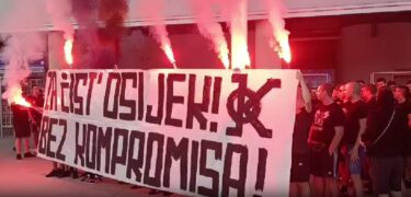 Slika od Kohorta se okupila ispred stadiona, bakljama i pjesmom poručili: ‘Za čist Osijek!’