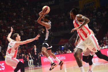 Slika od Košarkaš Partizana šakom udario igrača zvezde: Vodstvo ABA lige odmah reagiralo