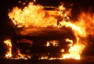 Slika od Kupili kocke za potpalu pa čekali kasne sate da zapale Golf u Dubravi: Vatra se umalo proširila na kuću