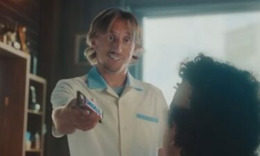Slika od Luka Modrić u novoj reklami za Snickers, pogledajte kako se snašao