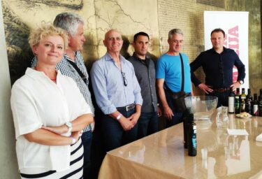 Slika od Među devet nagrađivanih dalmatinskih ulja predstavljena i dva iz Zadarske županije: Ante Vulina iz Pakoštana i OPG-a Ante Urema iz Biograda na Moru