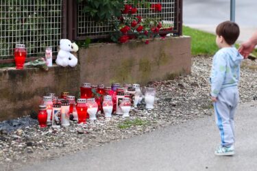 Slika od Mještani se opraštaju od poginule djevojčice: Upalili svijeće, položili ruže i ostavili medvjedića