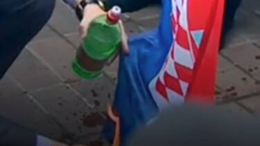 Slika od Mladić kod Vukovara zapalio je hrvatsku zastavu. Uhitili su ga