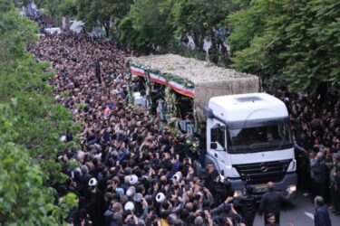 Slika od Mnoštvo ljudi u pogrebnoj ceremoniji iranskog predsjednika