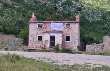 Slika od Modriću osvanula čudna poruka na njegovoj kući koju su Srbi razrušili