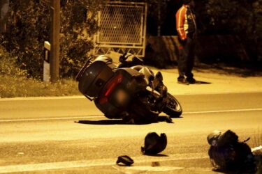 Slika od Motociklisti stradali u paralelnoj nesreći kod Benkovca: sletjeli s ceste i udarili u stabla!