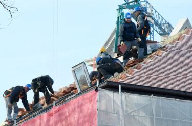 Slika od Muškarac pao s krova za vrijeme radova, drugi povlačio slamu pa pao sa štaglja. Jednom ugrožen život