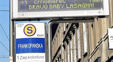 Slika od Na ZET-ovim ekranima diljem Zagreba stoji: “Bravo, Baby Lasagna!”
