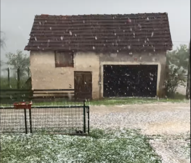 Slika od Nadrealne snimke iz BiH, tuča prekrila i zabijelila ulice: Meteoalarm upaljen i za Hrvatsku