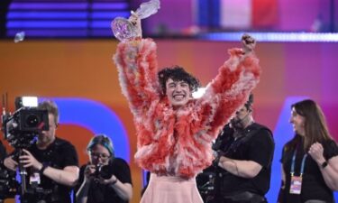 Slika od Ne manjka reakcija nakon što je pobjednik Eurosonga razbio stakleni mikrofon