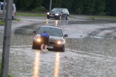 Slika od Nestvarni prizori iz Karlovca! Zbog poplave zapeli u vodi, građani muku muče s izvlačenjem automobila