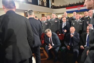Slika od Neugodan susret Plenkovića i Milanovića: Pogledajte premijerov izraz lica, nije mu bilo svejedno