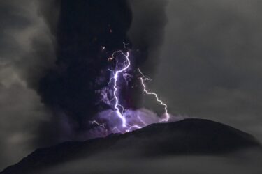 Slika od Nevjerojatna erupcija na Indoneziji: Bljeskale ljubičaste munje, pepeo visok četiri kilometra