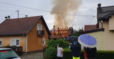 Slika od Nevrijeme pogodilo Karlovac. Grom udario kuću i izazvao požar. Doznajemo: Ozlijeđen vatrogasac