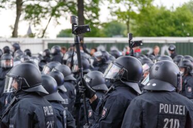 Slika od Njemačka u pripravnosti zbog terorista, huligana i kriminalaca. Raspoređuju se ogroman broj policajaca