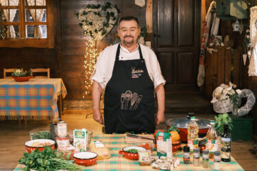 Slika od Omiljeni TV chef danas priprema makedonski specijalitet uz pomoć popularnog glumca i ‘instruktora’