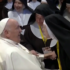 Slika od Papa Franjo poput rock zvijezde: Časne sestre ga dočekale u Veroni, reagiralo i osiguranje