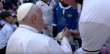Slika od Papa nogometaš izveo počani udarac na početku utakmice: ‘Kad moj tim pobjeđuje…’