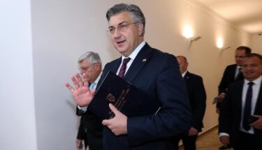 Slika od Plenković predao saboru popis novih ministara. Zamijenio je samo Nikolinu Brnjac