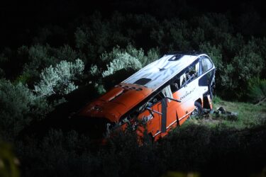 Slika od Pogledajte prizore noćnog izvlačenja autobusa iz provalije kod Krvavice: Dio magistrale zatvoren do jutarnjih sati