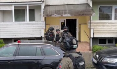 Slika od Policija pretražila kuću atentatora na Fica. Doveli ga na pretres u kacigi i pancirki
