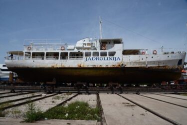 Slika od Ponos ‘Jadrolinijine‘ flote već na navozu u šibenskom škveru: ruzinavi brod postaje brod muzej