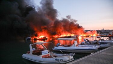 Slika od Prije očevida požara u medulinskoj marini izvlače se dvije brodice