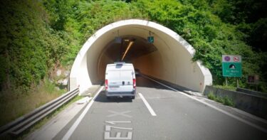 Slika od Prometna između čvora Novigrad i tunela Sveti Marko, vozi se jednim trakom