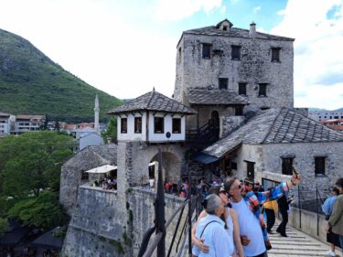 Slika od Prošetali smo Mostarom i svejdočili turističkom procvatu; živnule su ulice, restorani, gumenjaci voze sve u šesn‘est…