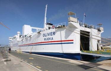 Slika od Prva službena plovidba trajekta ‘Oliver’