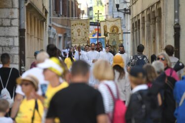 Slika od Prvi put u povijesti gradom prošla procesija s moćima blaženog Jakova Zadranina. Vratio se i ukradeni procesijski križ