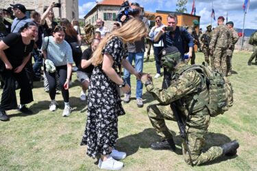 Slika od Romantika na Kninskoj tvrđavi: Mladi poručnik završio obuku pa zaprosio djevojku