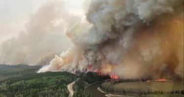 Slika od Širi se ogromni šumski požar u Kanadi, stanovnici Alberte se pripremaju za bijeg