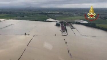 Slika od Sjever Italije pogođen poplavama nakon obilne kiše, čamcima spašavaju ljude