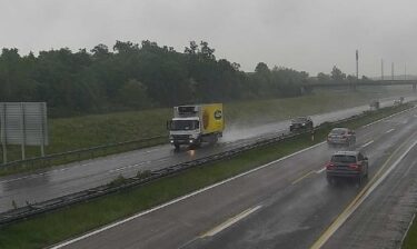 Slika od Skliske su ceste u većini zemlje: Prevrnuo se kamion kraj Slunja. Promet preusmjeren na A1