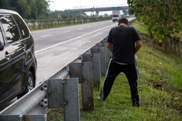Slika od Slovenca dobro ‘stislo’, stao se pomokriti uz cestu, privela ga hrvatska policija; Prijeti mu kazna do tisuću eura