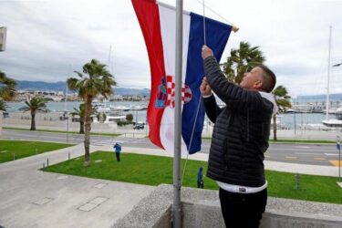 Slika od Split: Podizanjem hrvatske zastave na Banovinu obilježen prosvjed protiv bivše JNA