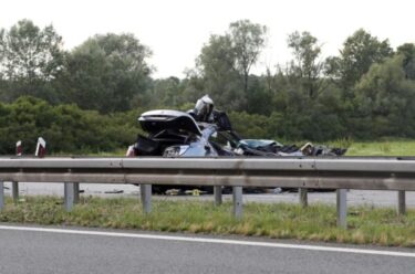 Slika od Stižu detalji stravične nesreće na A3: Smrskani auto, dvoje ljudi poginulo, stradalo i dvogodišnje dijete