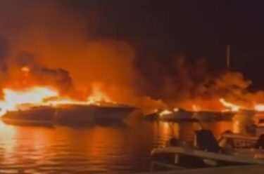 Slika od Stižu snimke kaosa iz Medulina: Po noći apokalipsa i sukljanje plamena iz brodica koje tonu